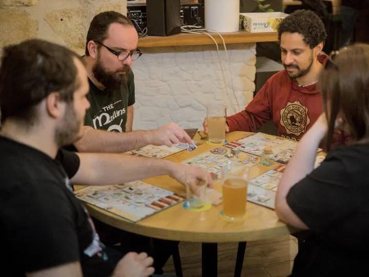 Jeux de plateau autour d'un verre
