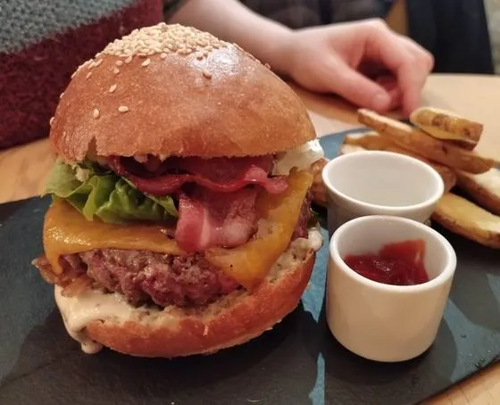 Burger cheese-bacon