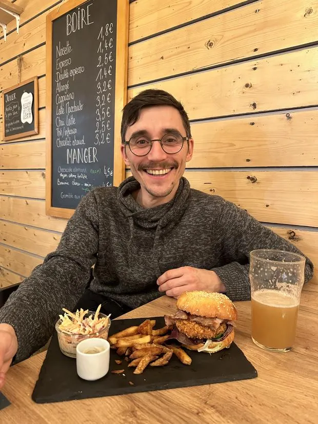 Burger poulet, coleslaw et frites, servis avec une bière